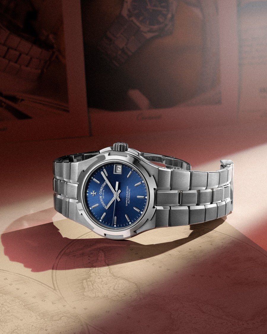 Overseas精鋼腕錶置於桌面的紙本地圖上