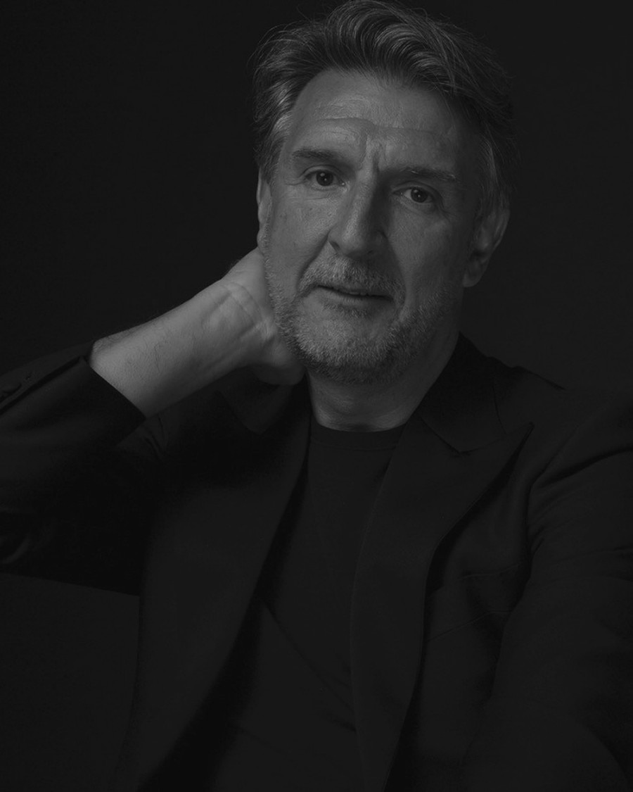 Black & white portrait of Carlos Alonso