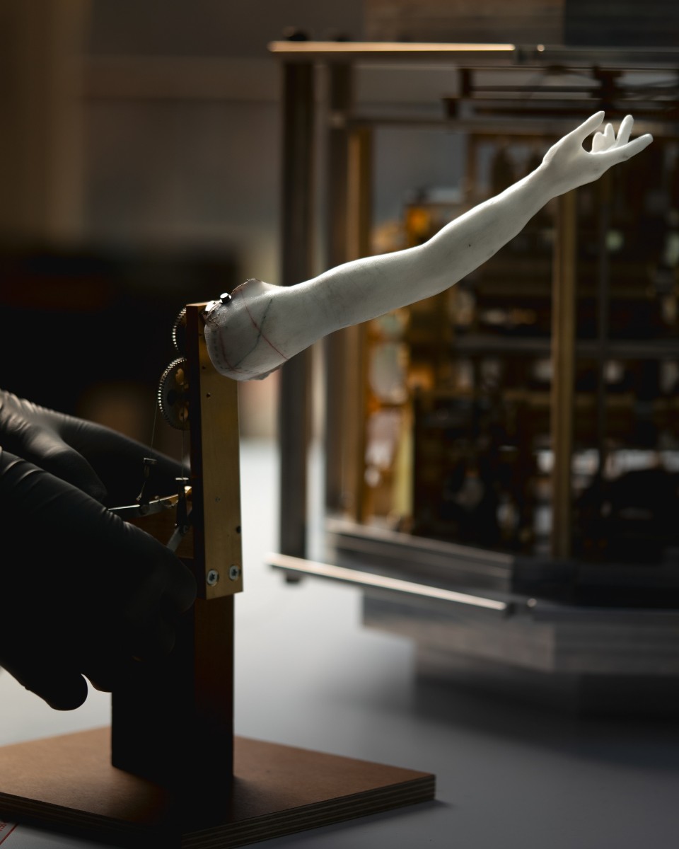 Image representing the white arm of the automaton