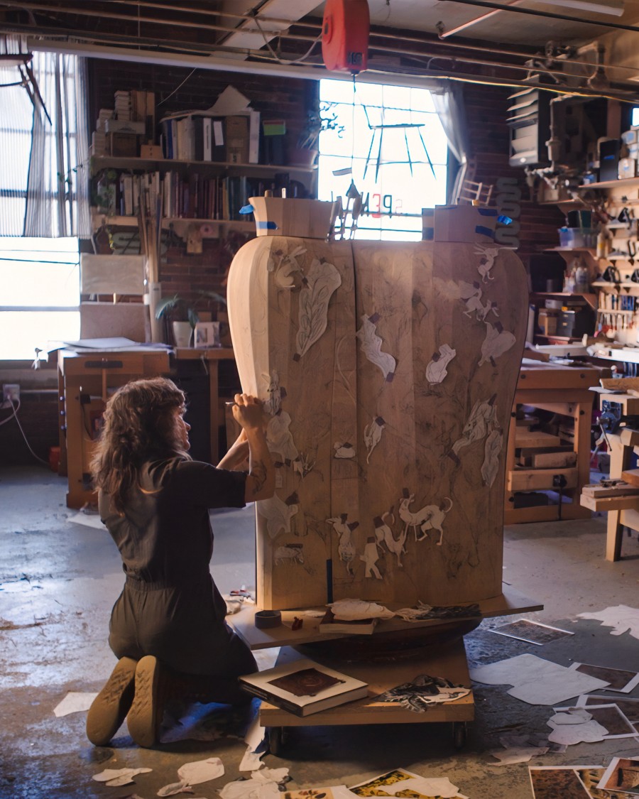 Aspen Golann realizza un vaso in legno intagliato.