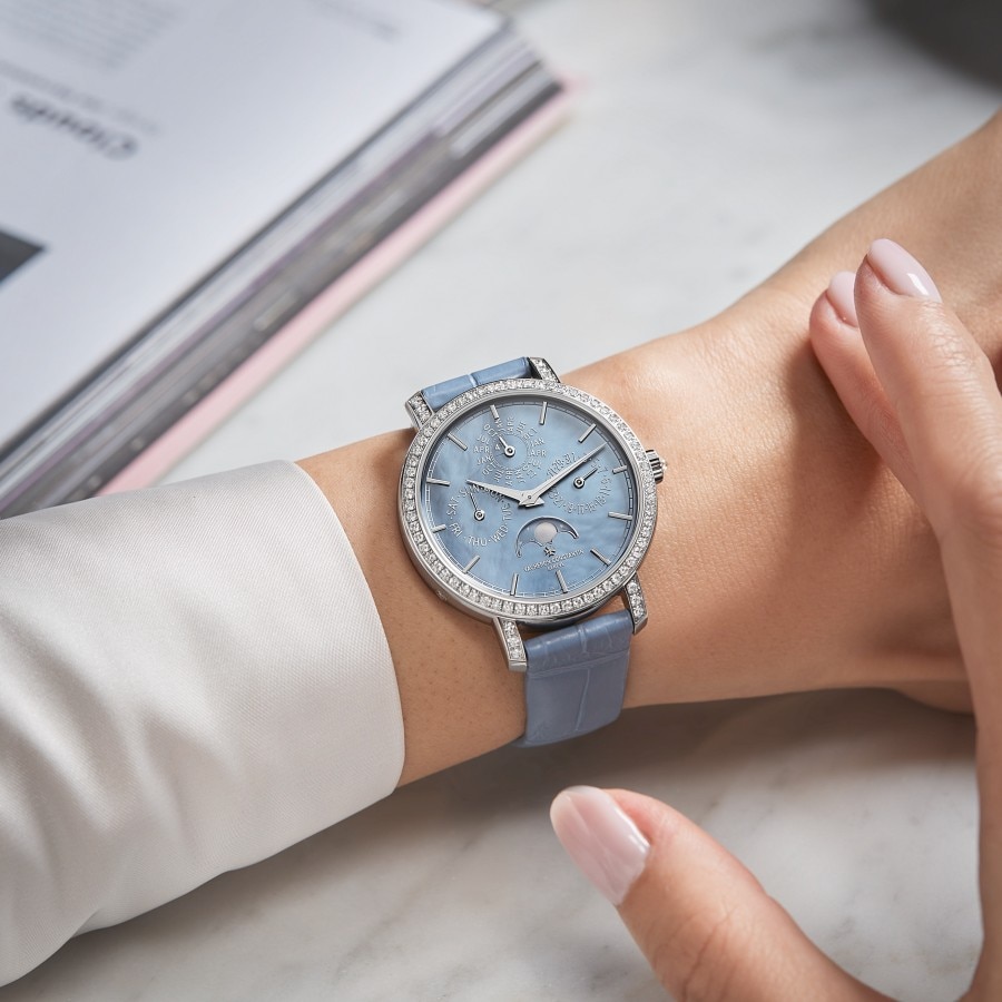 Woman wearing a Traditionnelle Perpetual calendar ultra-thin