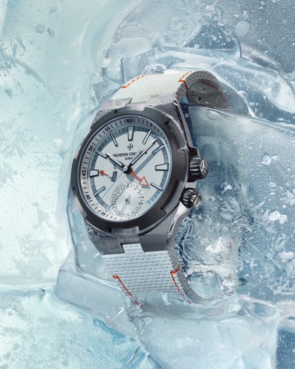 Белые часы Overseas Cardinal point на треснувшем куске льда