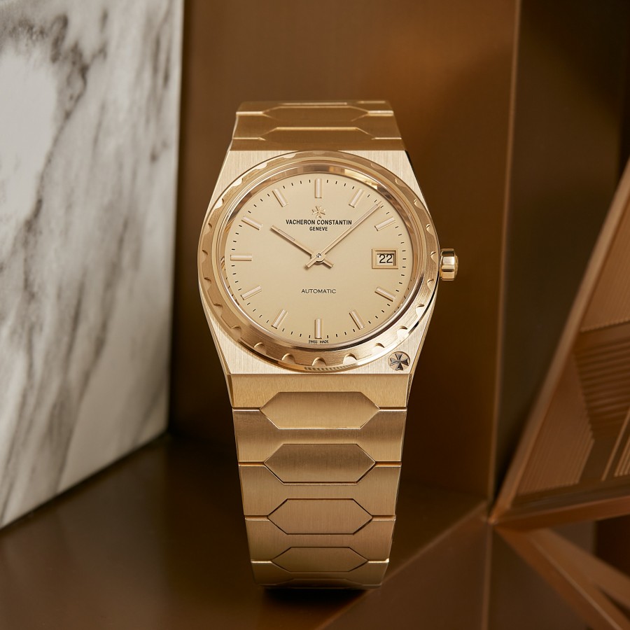 Front view of the Historiques 222 in yellow gold, with a gold and marble background