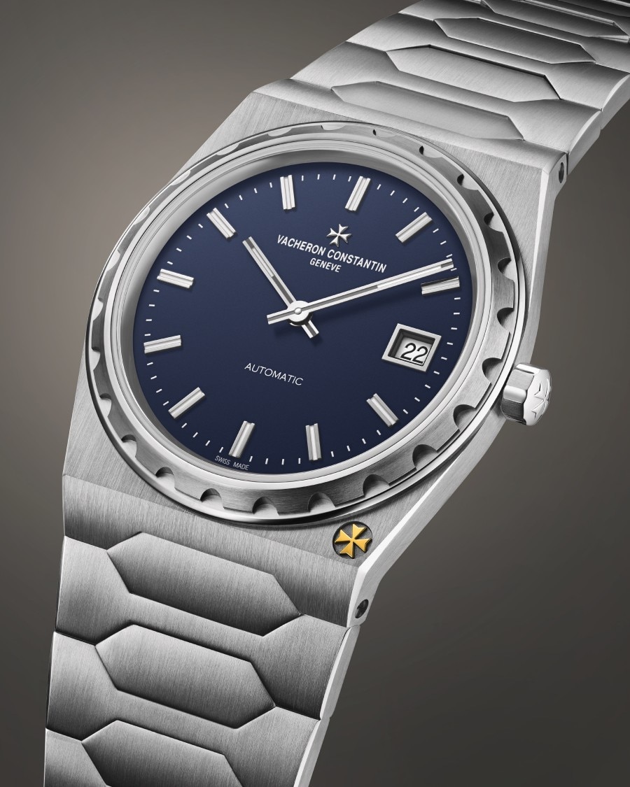 Historiques 222 Eine luxuriöse Uhr mit Metallarmband, blauem Zifferblatt und Datumsanzeige.