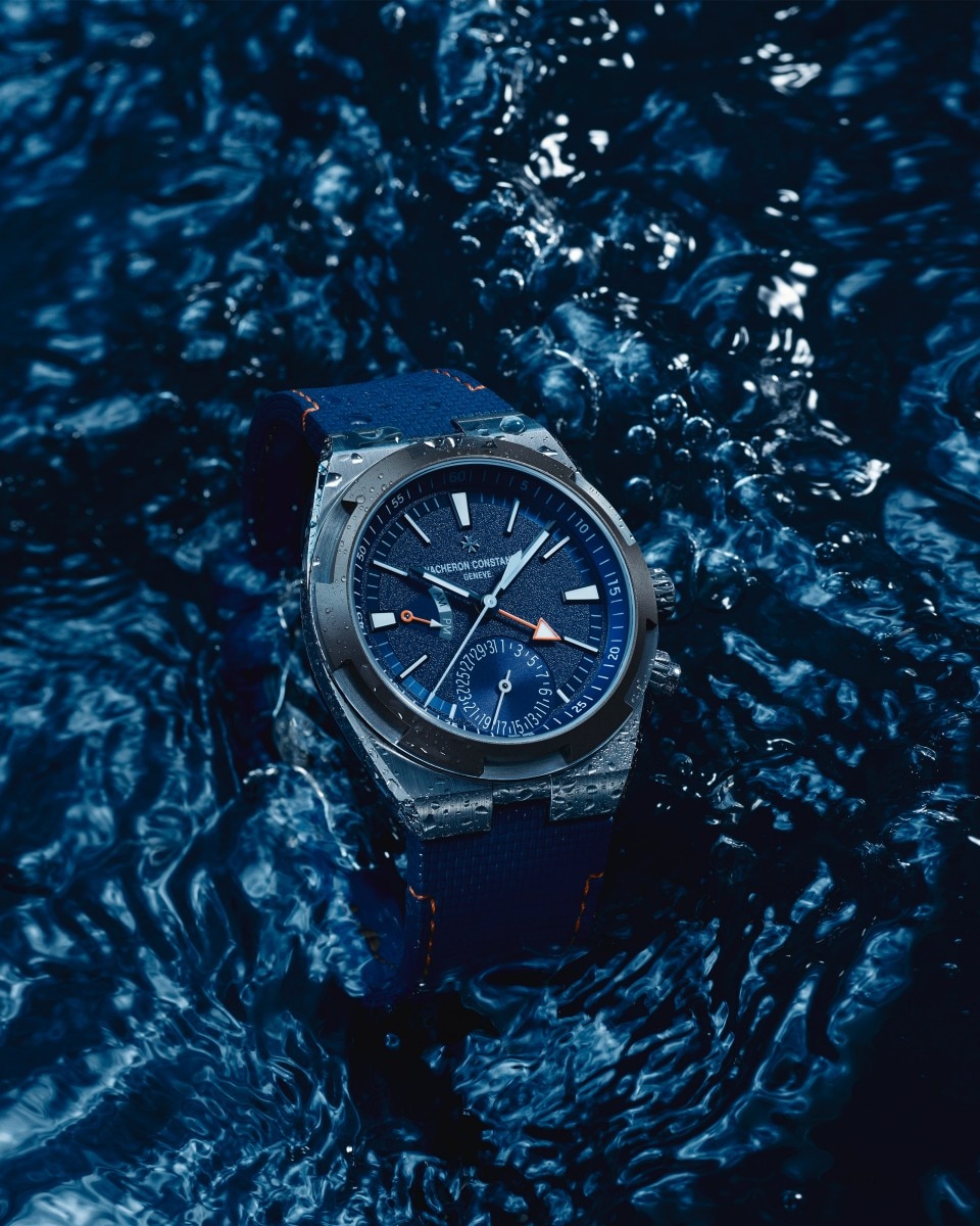 Синие часы Overseas Dual Time Cardinal Points на синем водном фоне