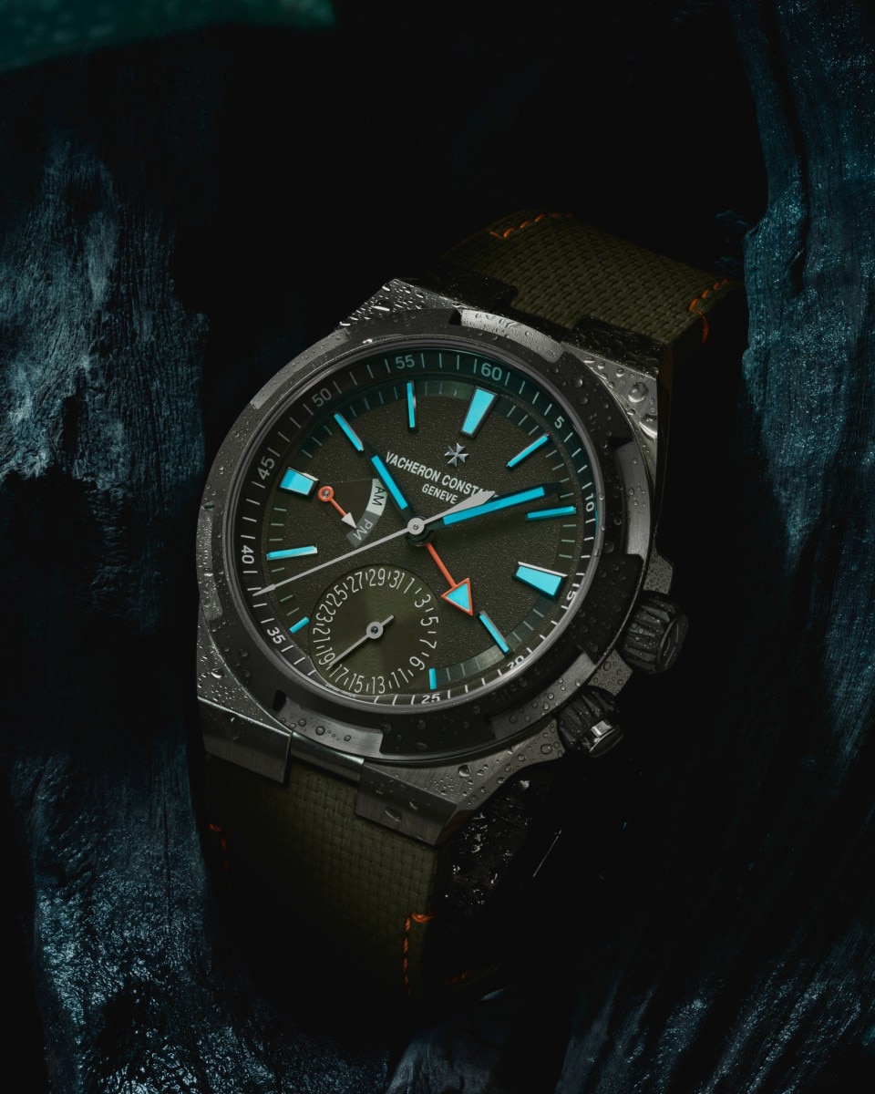 Зеленые часы Overseas Dual Time Cardinal Points на зеленом скалистом фоне