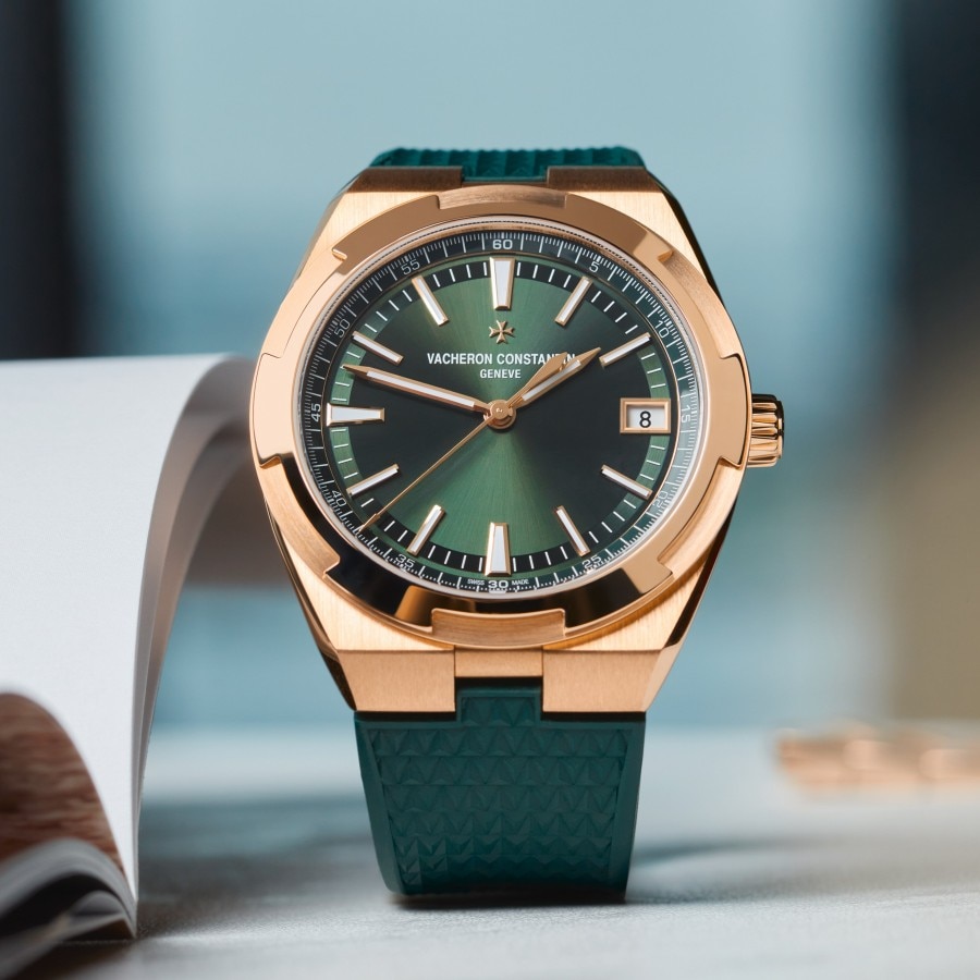 Overseas Self-winding in pink gold with a green dial and a green rubber strap