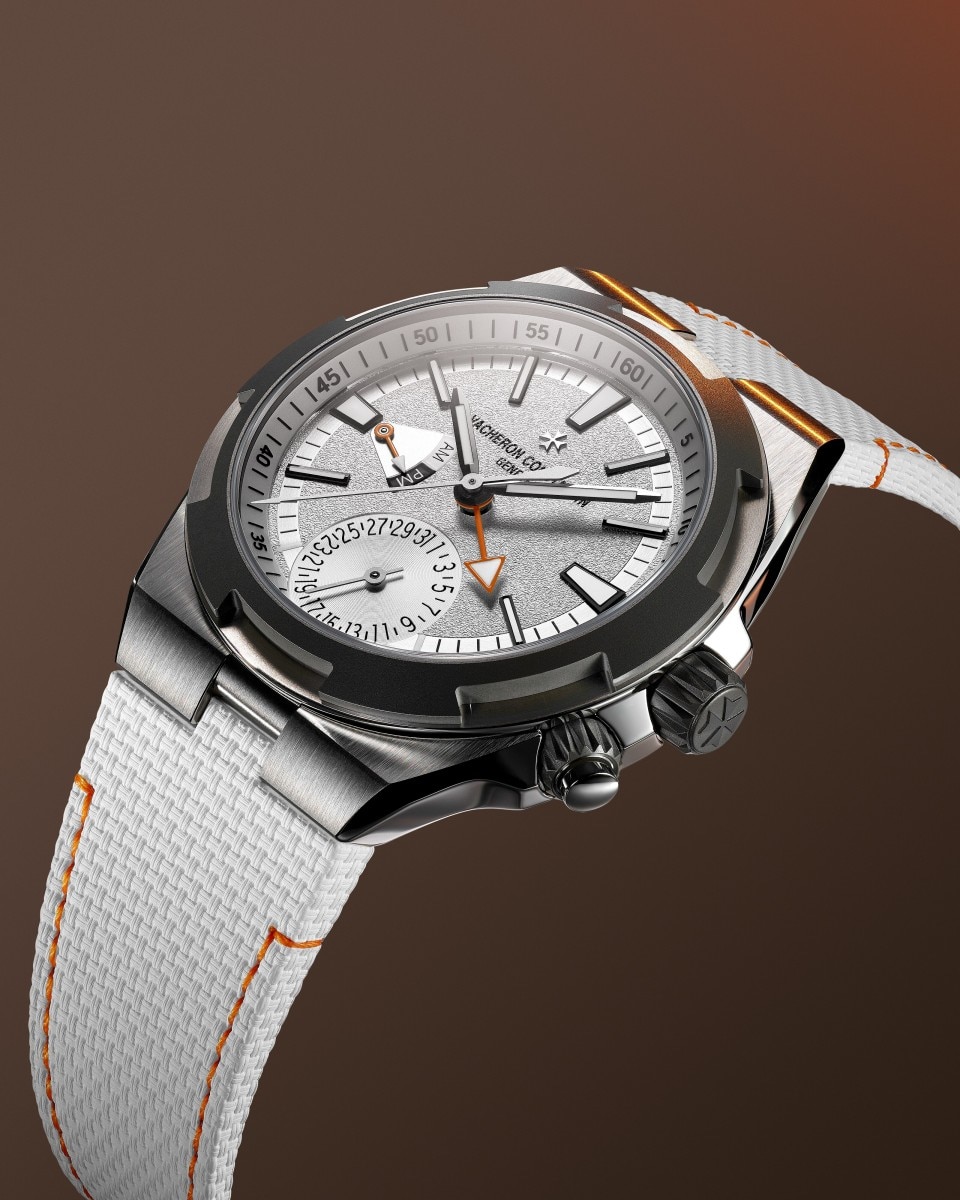 Quadrante dell’orologio Vacheron Constantin Overseas Dual Time Punti Cardinali con lancette e indici.