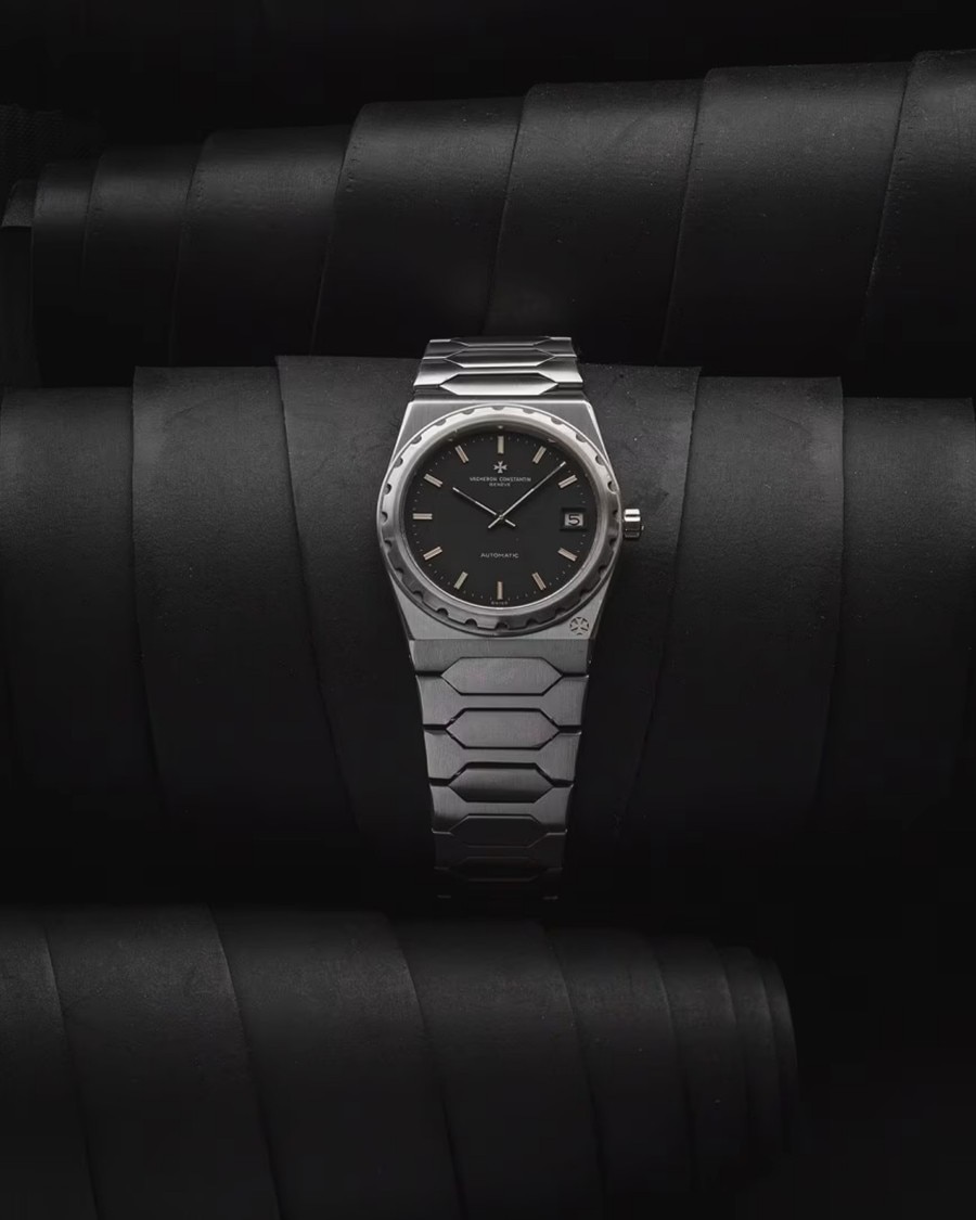 Reloj con brazalete y detalles plateados y esfera azul oscuro