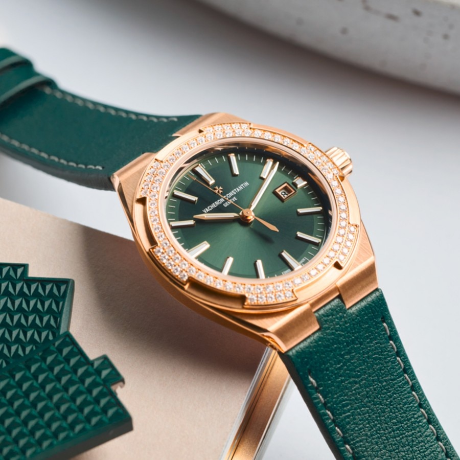Overseas Self-winding in pink gold with a bezel set with diamonds