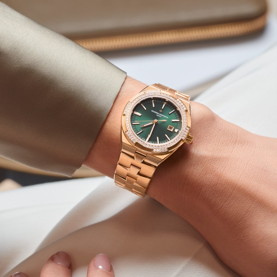 Woman wearing an Overseas Self-winding in pink gold with a bezel set with diamonds