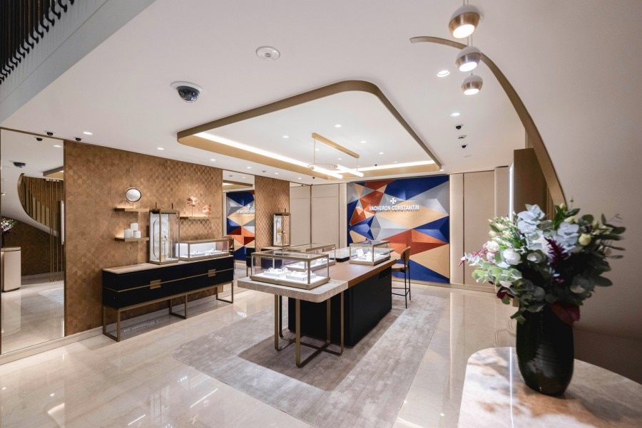 Intérieur de la boutique de luxe Vacheron Constantin avec vitrines et décor moderne.