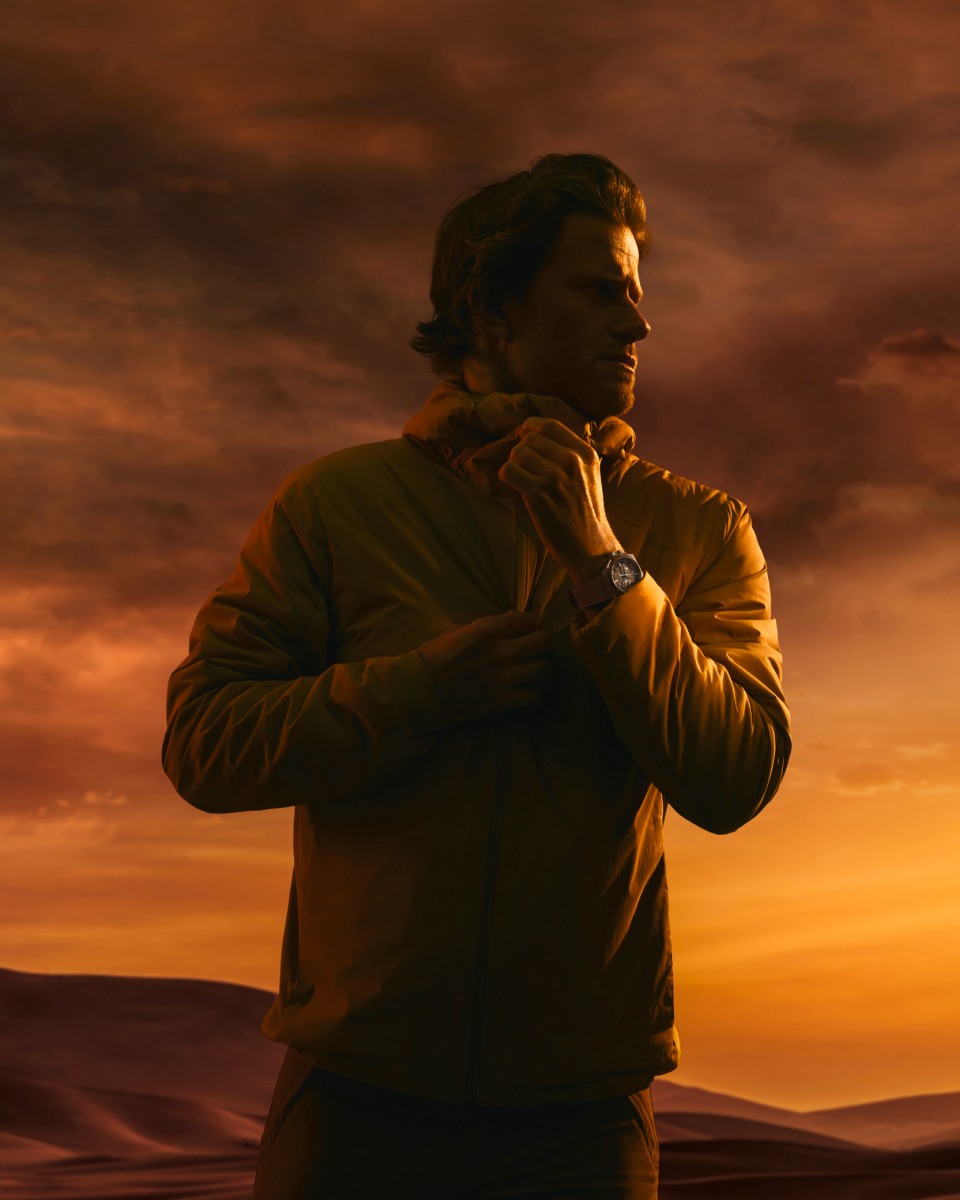 Кори Ричардс вглядывается в горизонт на фоне оранжевой пустыни