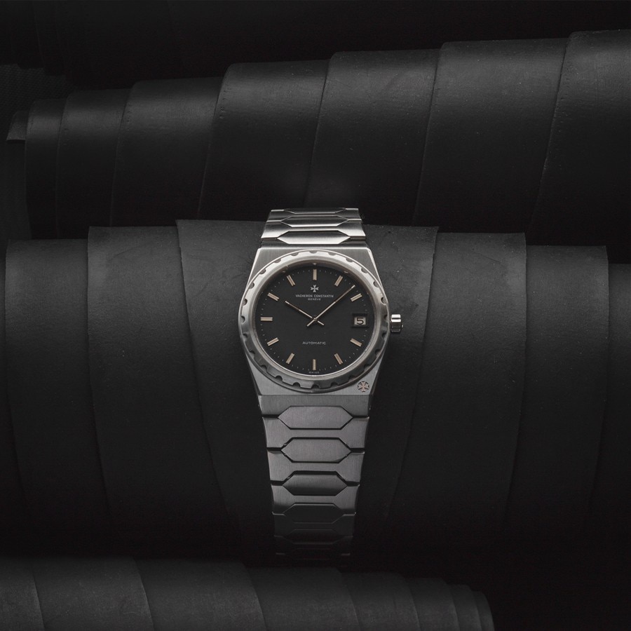 Front view of an Historiques 222 in steel with a black dial on a black background