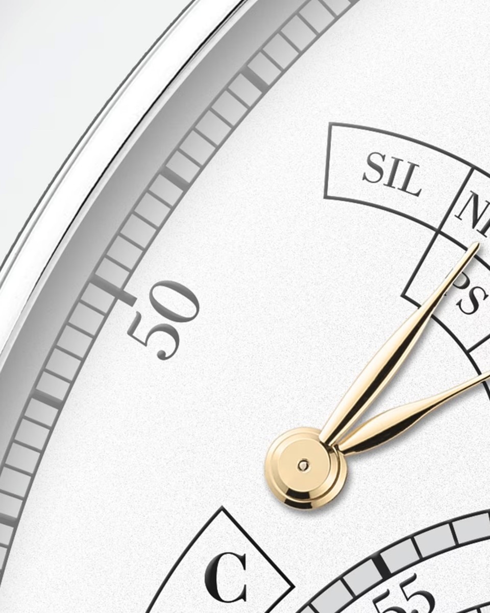 Primo piano del primo orologio cinese con calendario perpetuo