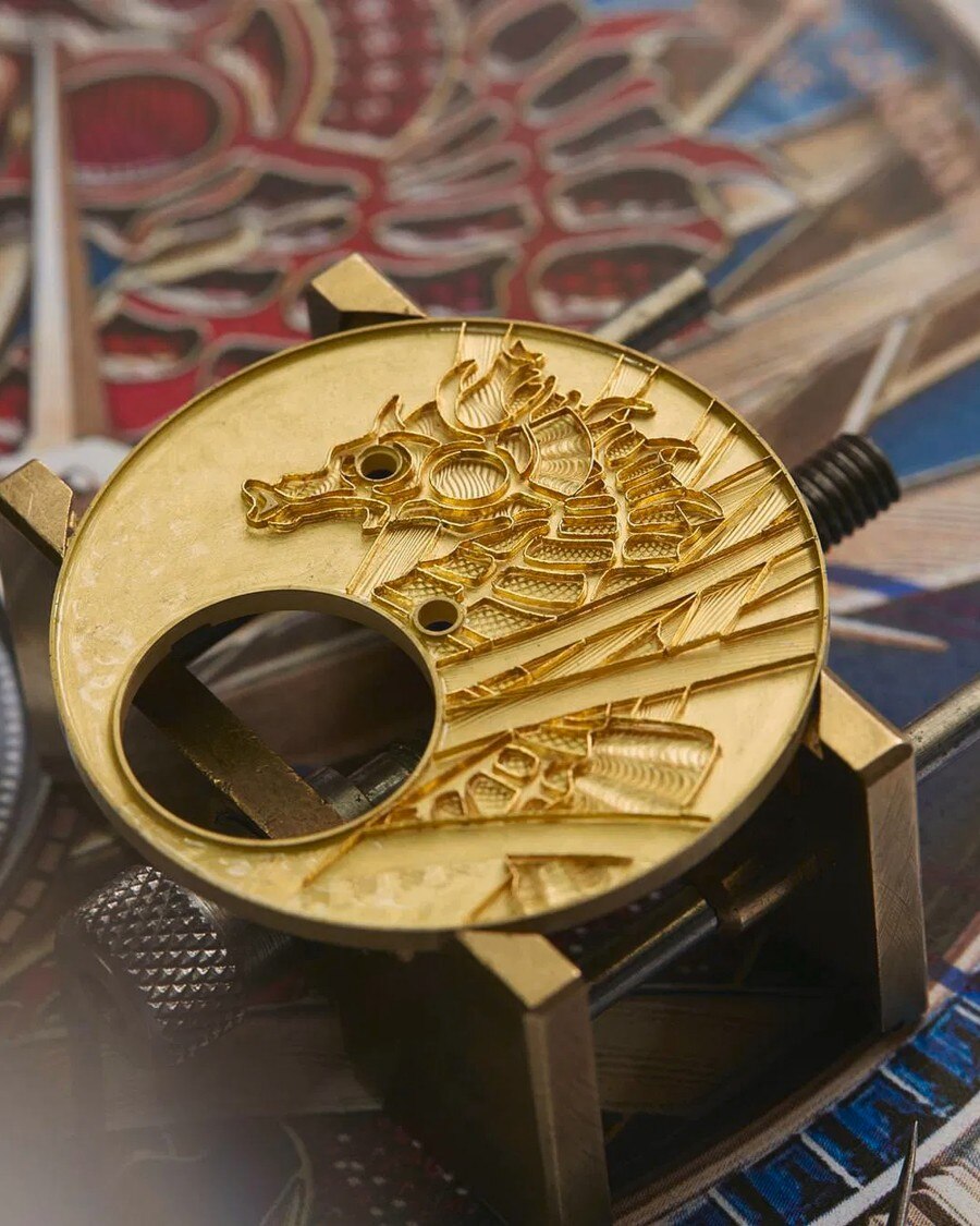 Engraving dragons on gold