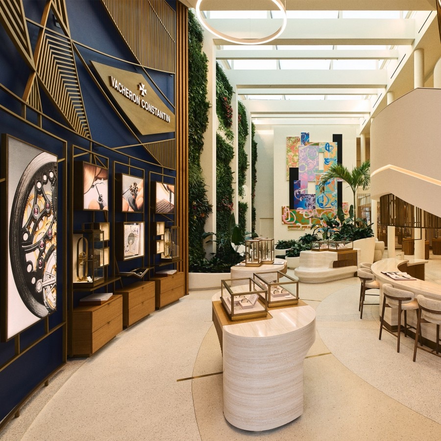 豪华精品店的内部景观，配有展示柜台、现代几何艺术品和插花。