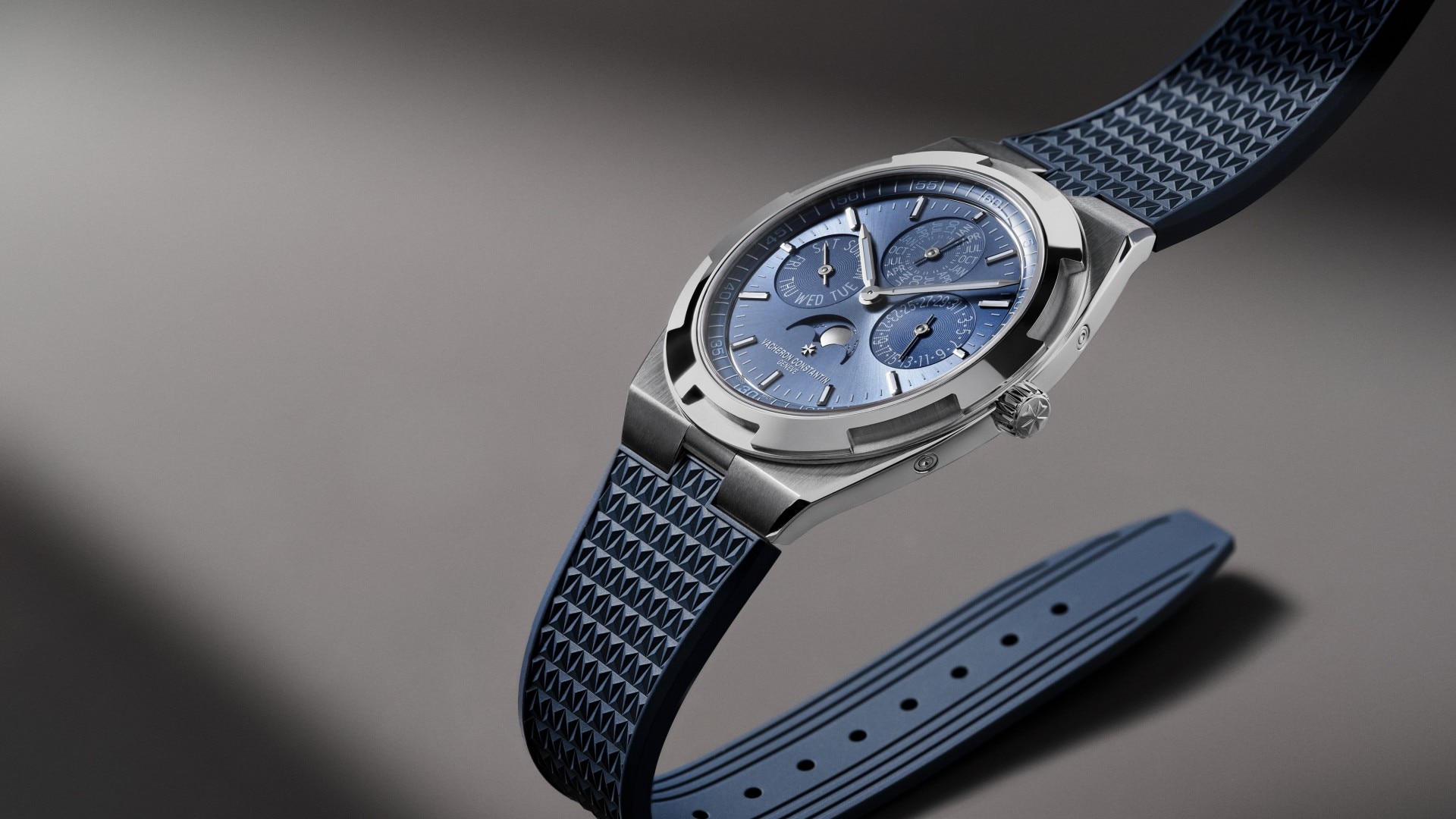 Side view of the Overseas Perpetual Calendar Ultra-Thin Azure with a blue rubber bracelet