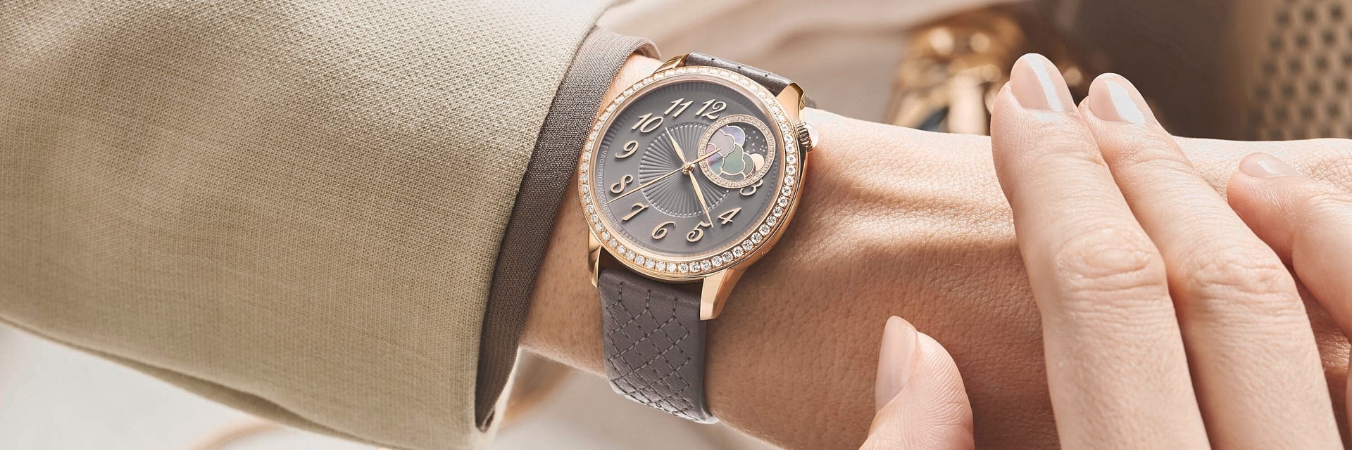 Handregulierung einer Vacheron Constantin-Uhr mit Lederarmband und detailliertem Zifferblatt mit Komplikationen.