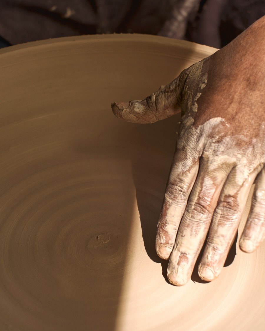 La mano di uno scultore modella il materiale.