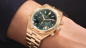 Cronografo Vacheron Constantin in oro con quadrante verde al polso.