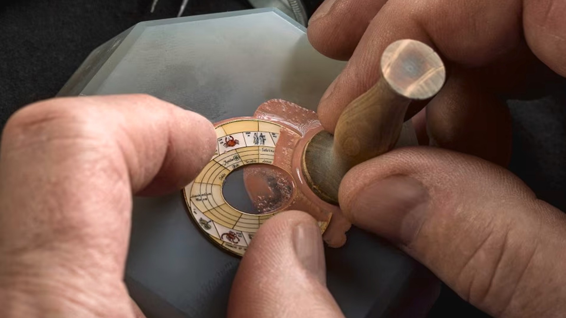 Il maestro smaltatore al lavoro