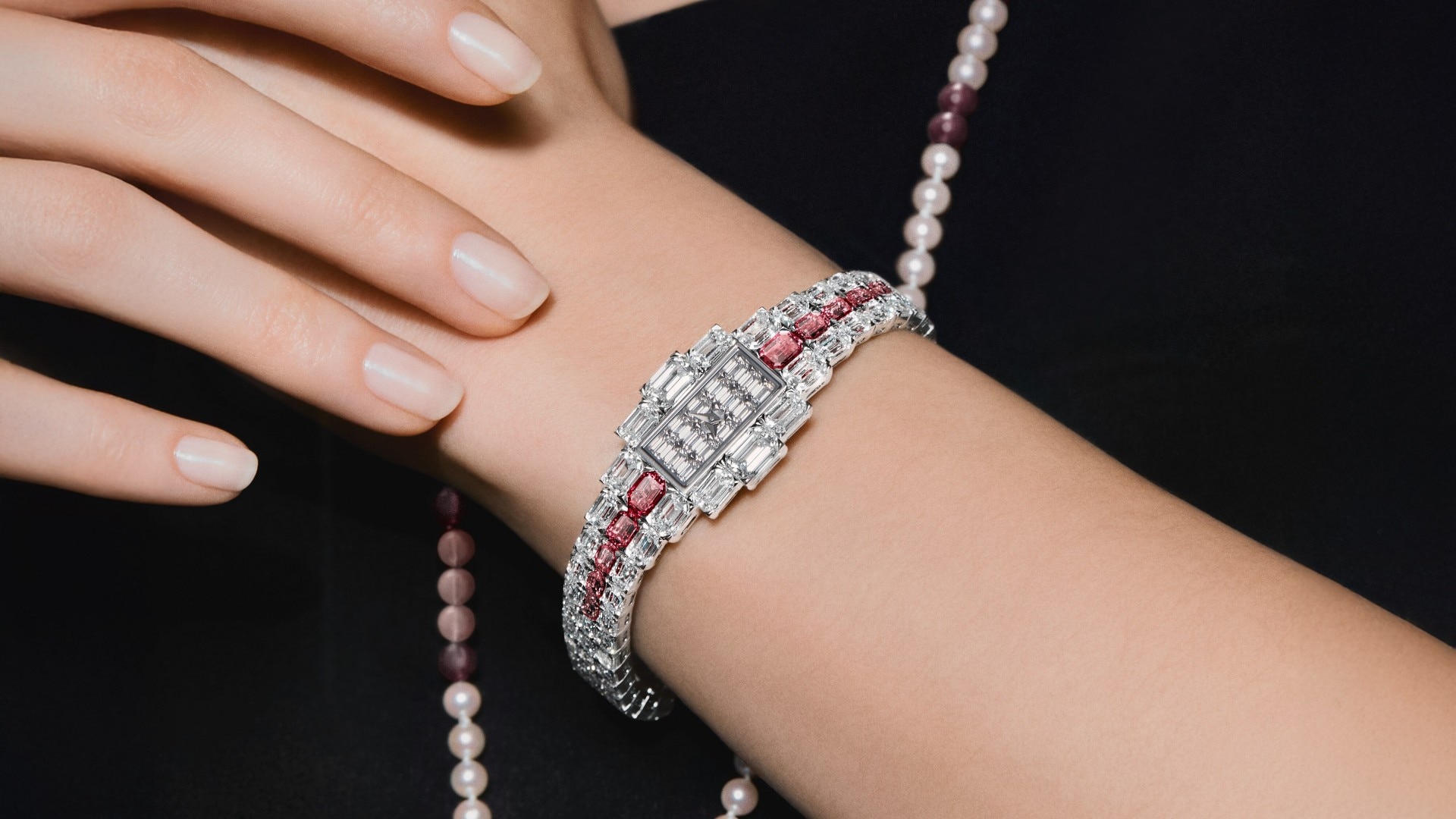 Image illutrating a watch with a gold automaton that tells the time 