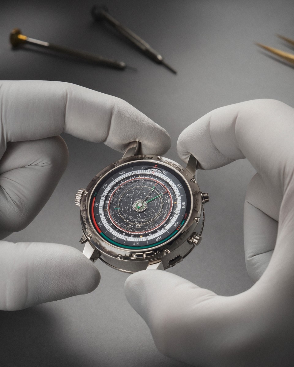 Mani che reggono la cassa di un orologio imponente