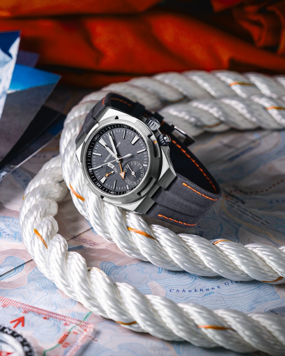 Orologio Vacheron Constantin con cinturino nero posizionato su una spessa corda nautica bianca.