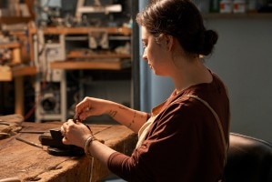 Joy Harvey durante il processo creativo nel suo atelier.
