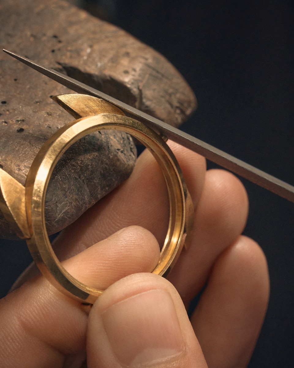 Taglio di precisione di parti sensibili di un orologio in oro