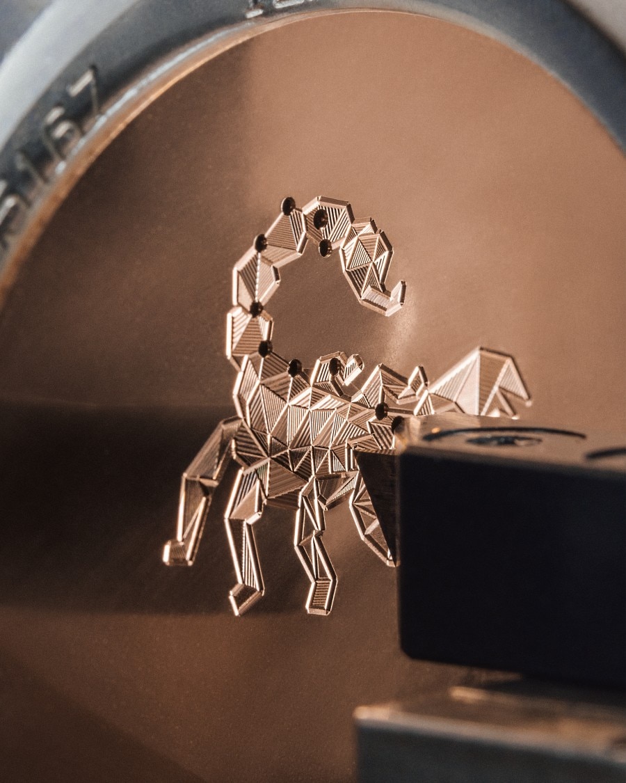 Détail d’un guillochage Scorpion