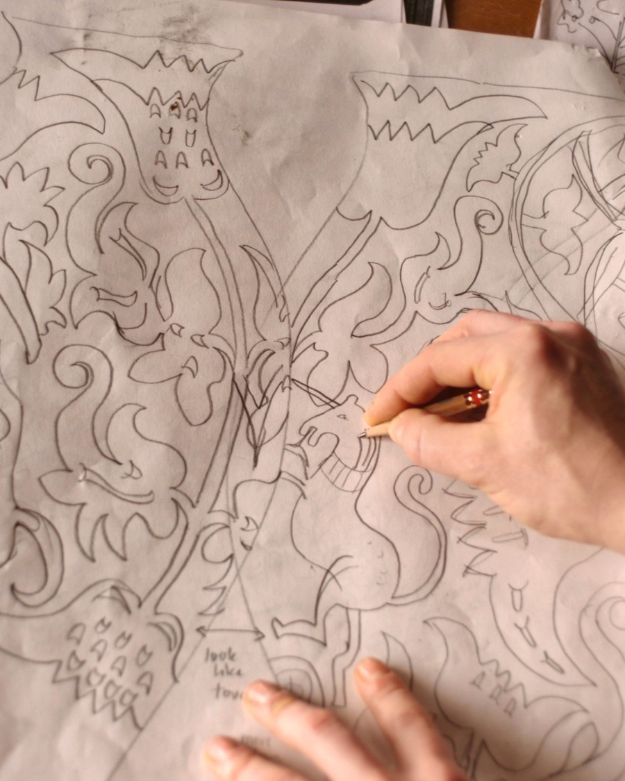 Processo di disegno su una superficie bianca.