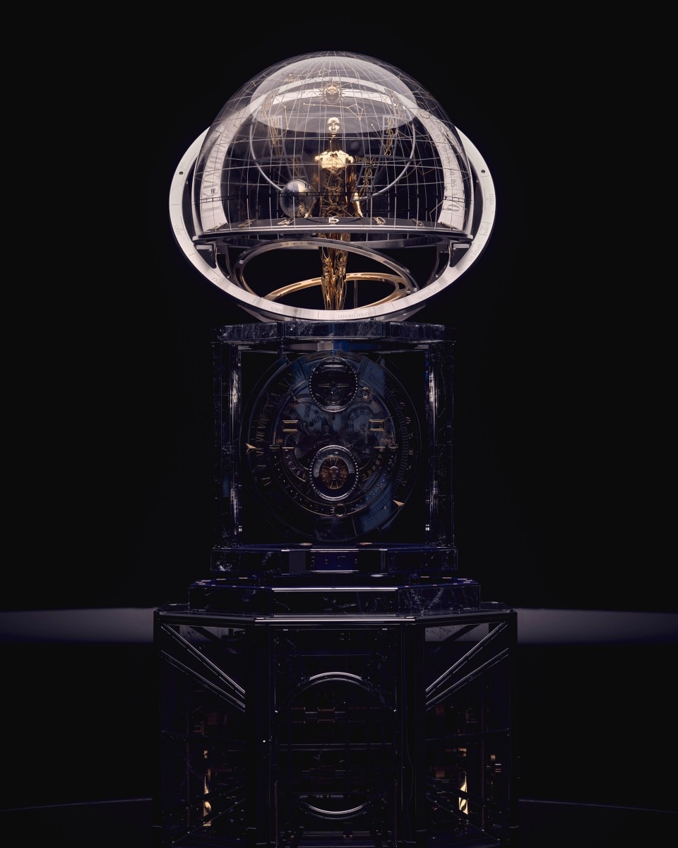 Image representing the clock in its entierty with the automaton in the middle under the dome