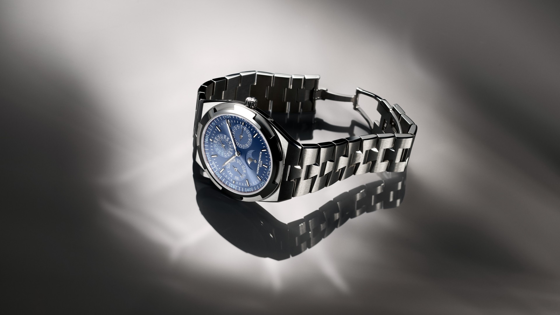 Side view of the Overseas Perpetual Calendar Ultra-Thin Azure with a blue rubber bracelet
