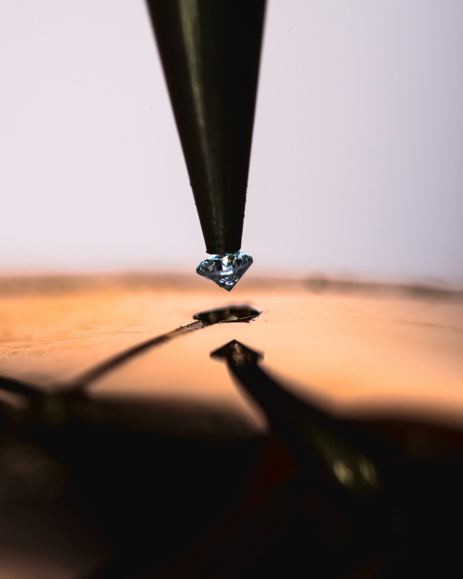 젬스톤 세팅 기법 Image illustarting a tool with a diamond at the end