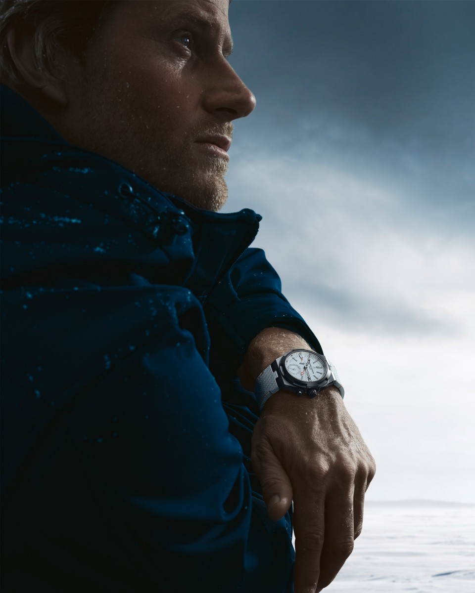 Кори Ричардс в белых часах Overseas Dual Time Cardinal Points на заснеженном фоне.