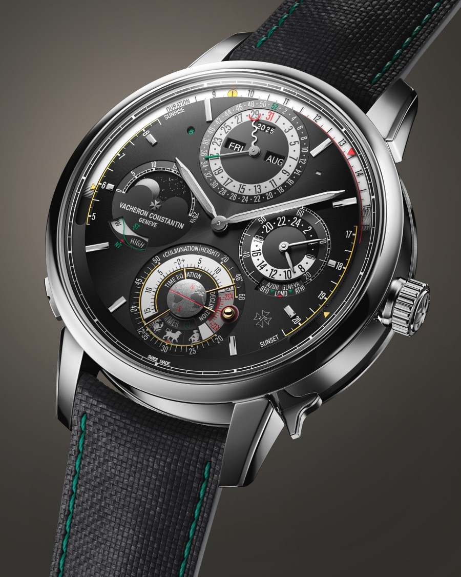 Solaria Ultra Grand Complication - La Première Eine Armbanduhr mit schwarzem Armband mit grünen Nähten, Metallgehäuse und unscharfem Zifferblatt.