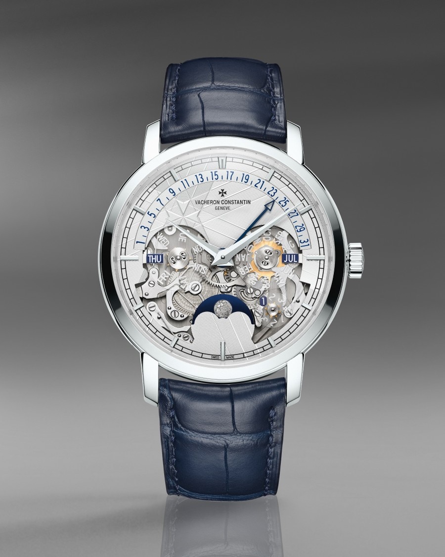 Traditionnelle Quantième Perpétuel Date Rétrograde Openface Montre de luxe avec cadran squelette, calendrier perpétuel, phase de lune et bracelet en cuir bleu.