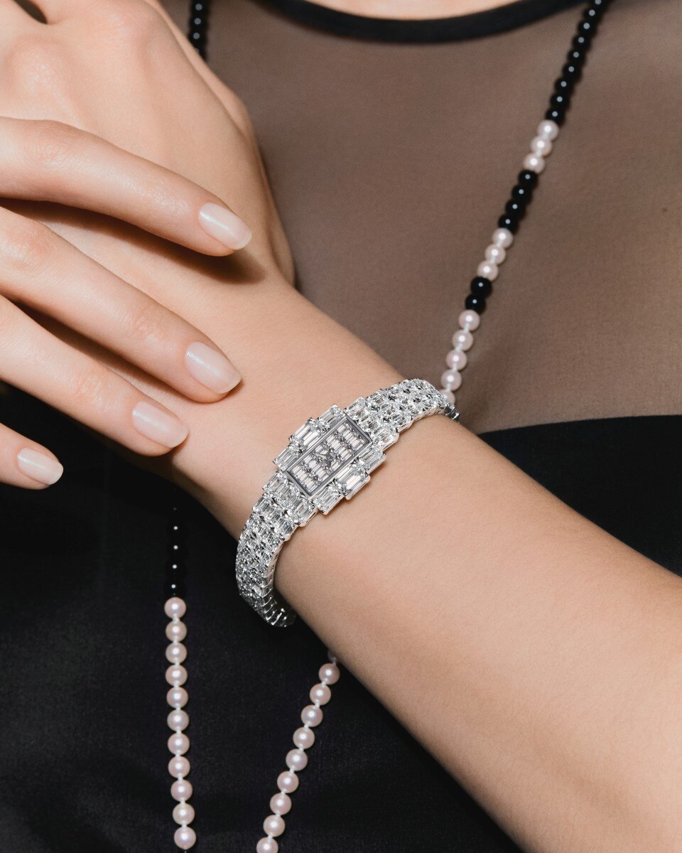 A unique bracelet made of the finest stones