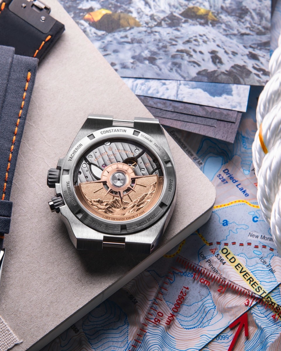 Orologio Vacheron Constantin con quadrante aperto con movimento a vista posizionato sulle mappe nautiche e sugli ingranaggi.