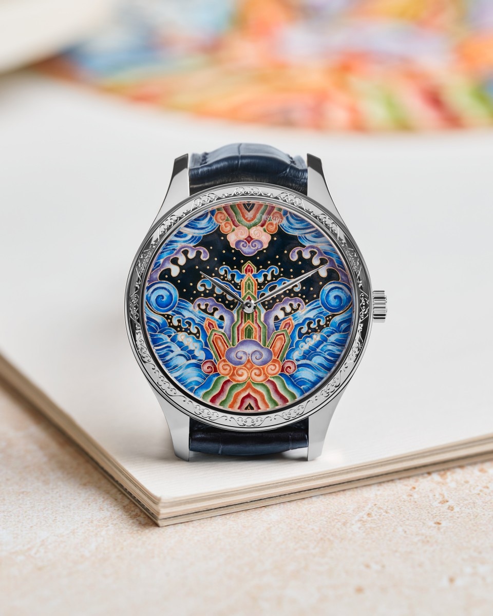 Orologio Vacheron Constantin con quadrante smaltato colorato caratterizzato da un disegno astratto simmetrico.
