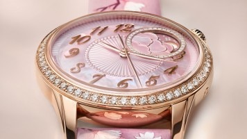 Orologio Vacheron Constantin Égérie Fasi Lunari Spring Blossom al polso, con cinturino rosa e cassa in oro rosa.