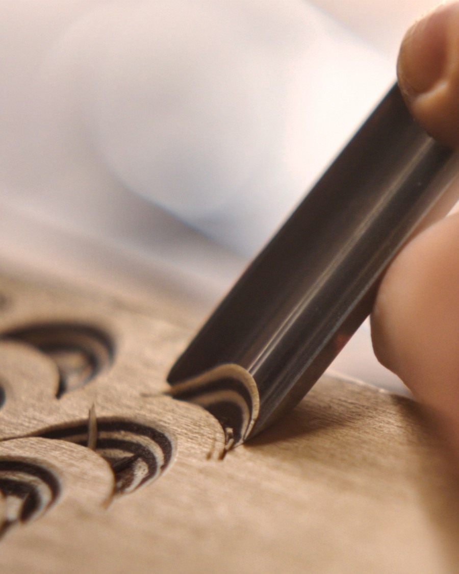 Intaglio di dettagli raffinati nel legno.