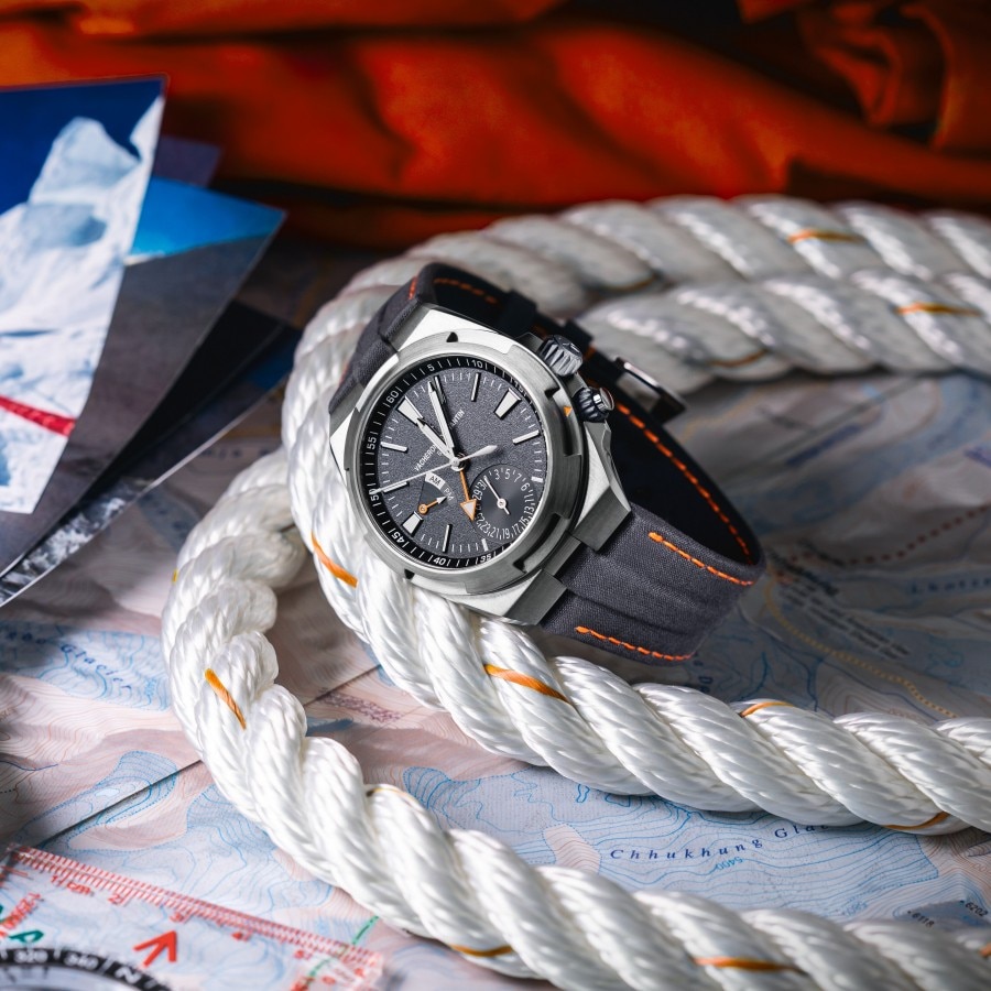 Фронтальный снимок прототипа модели Overseas с функцией второго часового пояса – специальная разработка Vacheron Constantin