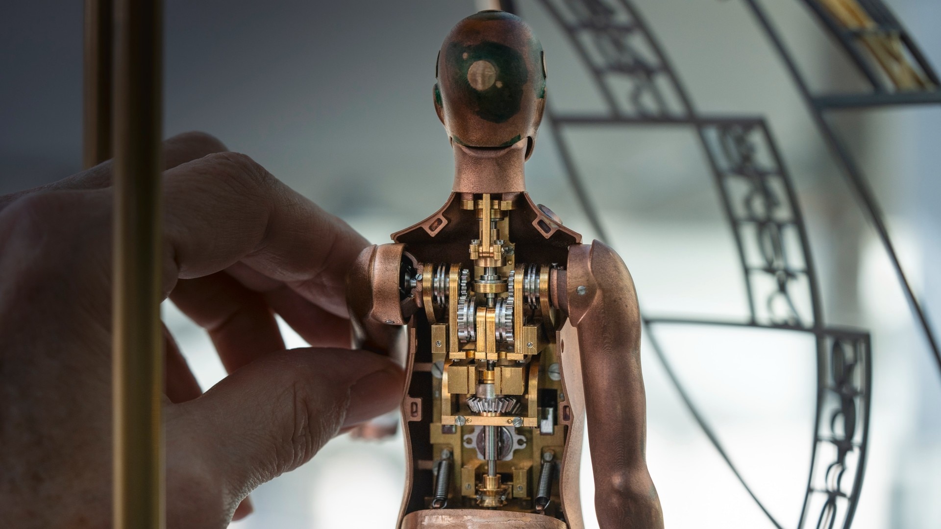 Image illustrating the automaton manipulated by a hand