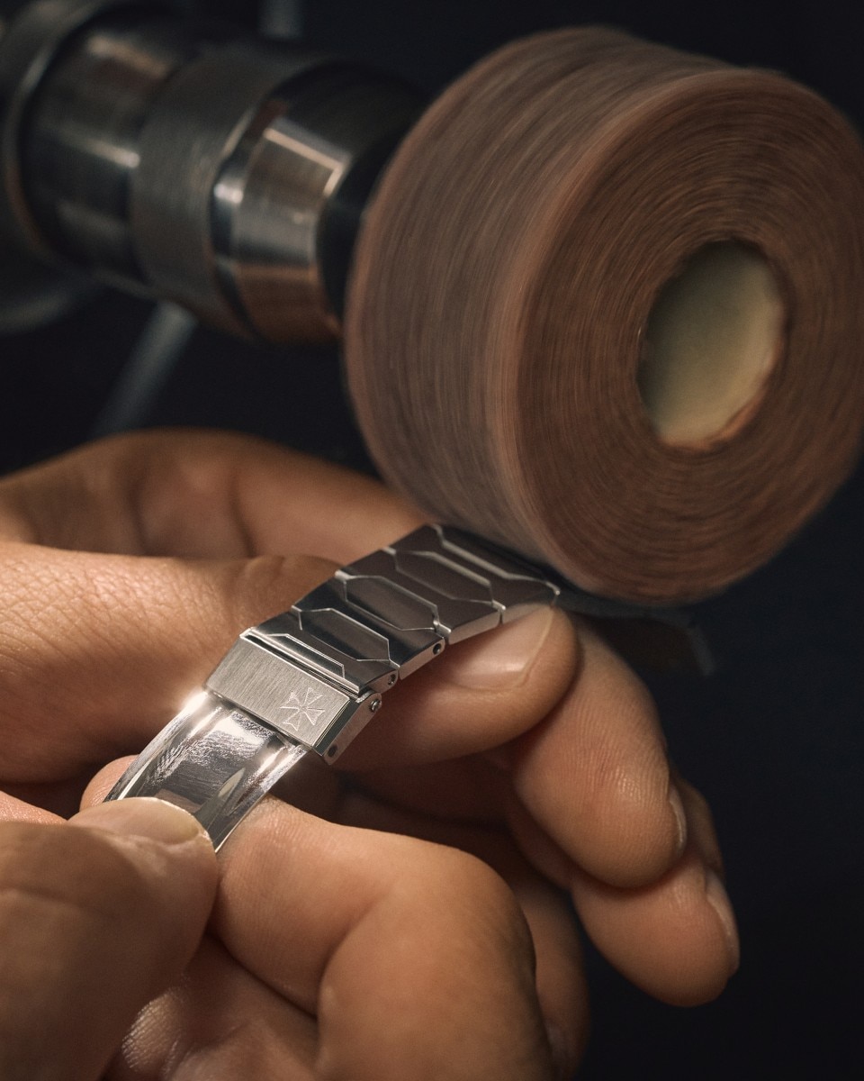 Rifinitura di un bracciale in metallo