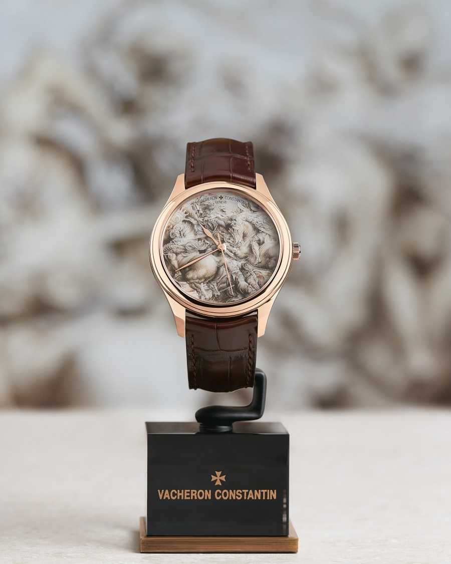 Orologio da polso Vacheron Constantin con quadrante scolpito esposto su un supporto.