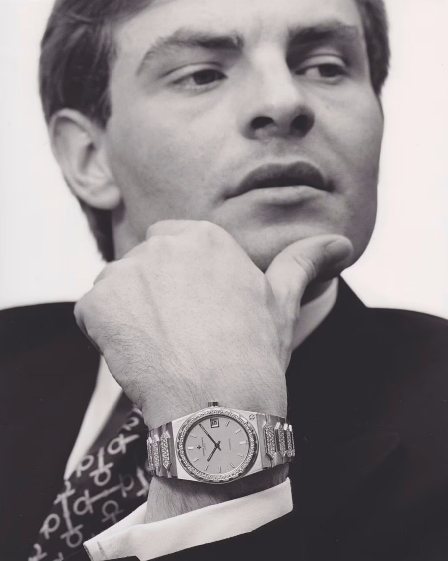 Imagen en blanco y negro de un hombre con un reloj Historiques 222
