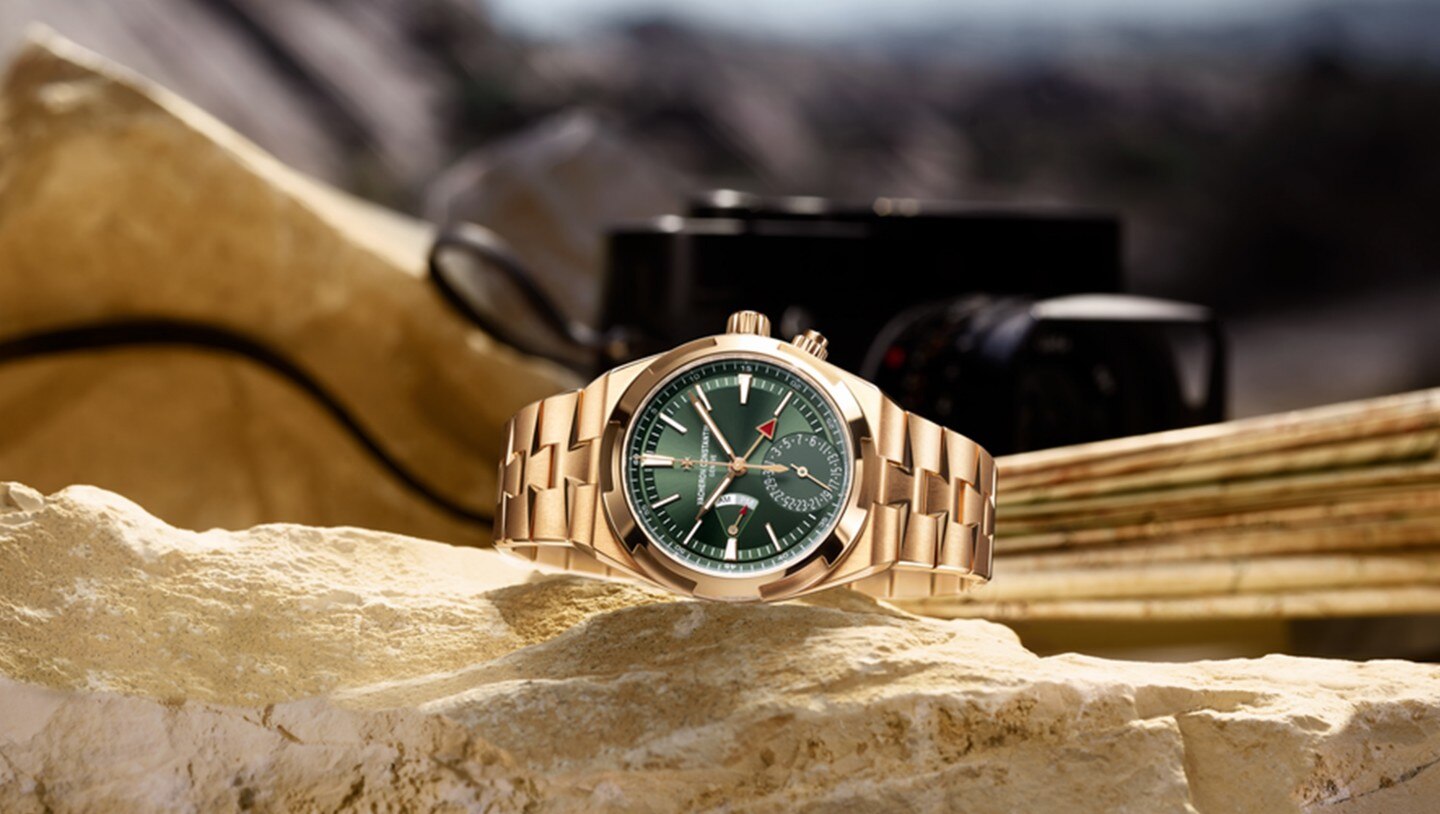 Reloj Overseas con esfera verde sobre una piedra.